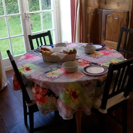 Maison Forte De Ceyssac Guest house